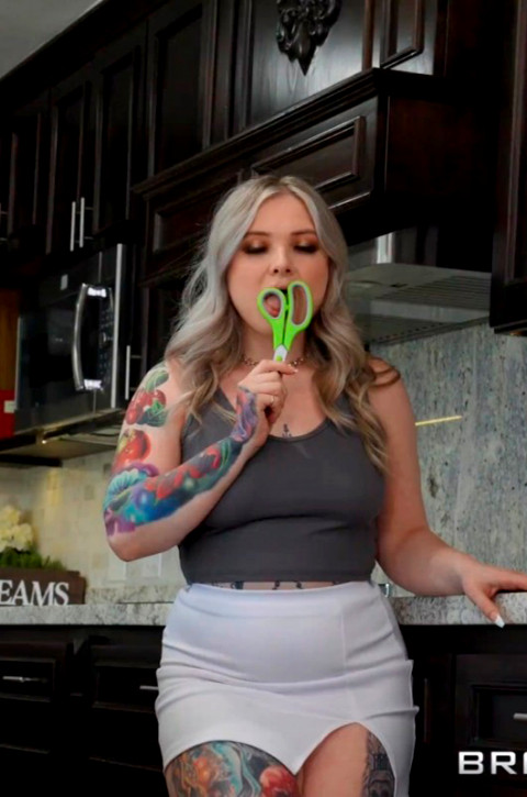 Scissor Happy Slut Gets MILF Threesome