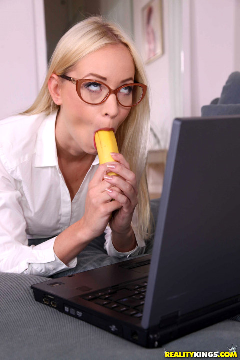 Two Gorgeous Naked Blondes Kiara Lord And Kayla Green Offer For An Beautiful Blowjob