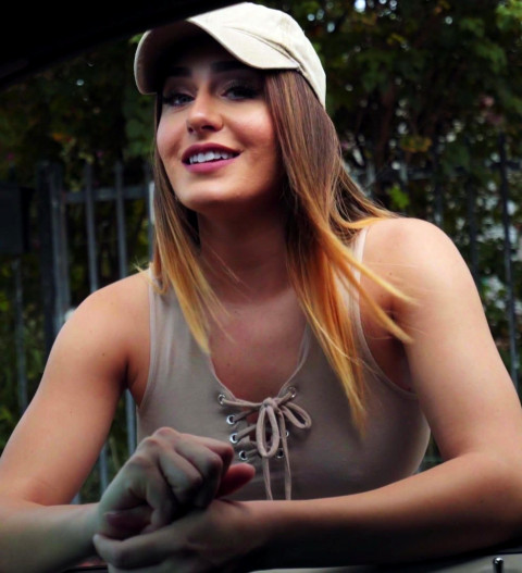 Mofos - Ella Reese Sucks An Unfamiliar Driver