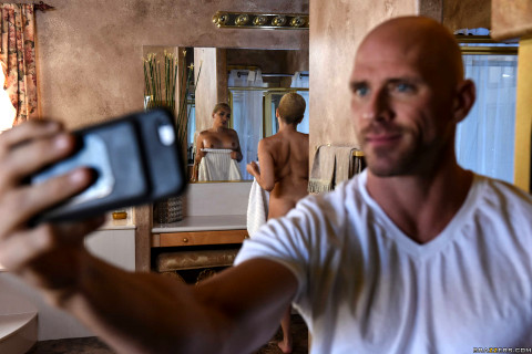 Nice Slut Aaliyah Hadid Takes A Hot Sexy Shower At His Place