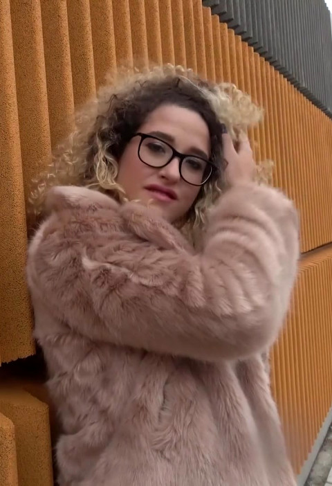 Fakehub - Alma Del Rey Was In Prague On Vacation