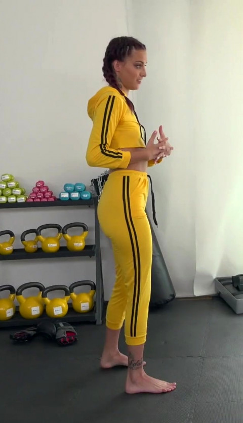 Fakehub Original - Lien Parker Loves Exercising At The Gym
