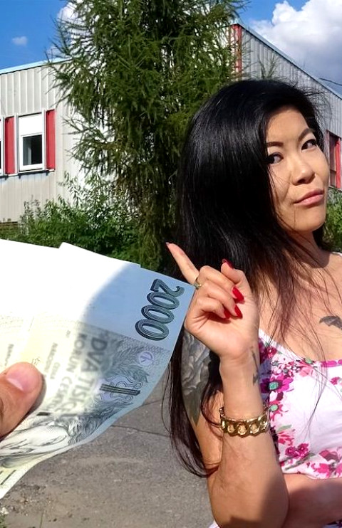 Akasha Coliun Worked As A Barmaid, So She Needed Some Extra Cash