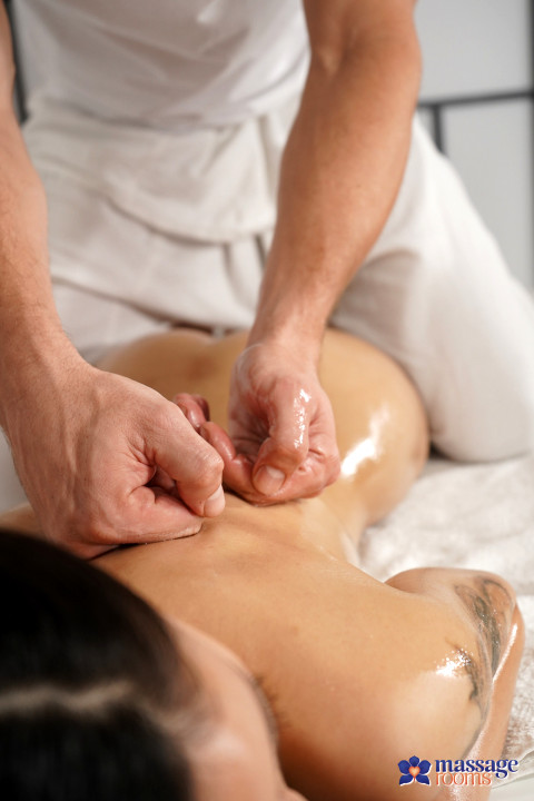 Rae Lil Black Sucks And Fucks With Masseur