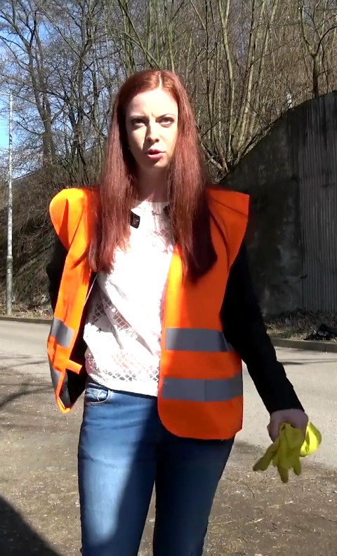 Fakehub - Mia El Camino Was Wearing A Fluorescent Orange Vest