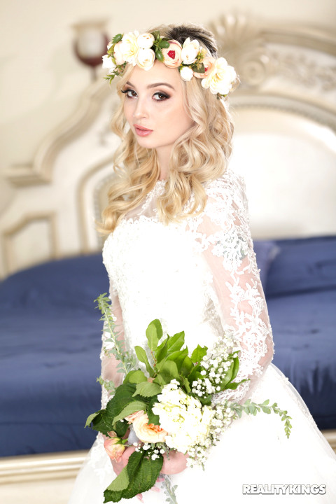 Brides Lexi Lore And Kit Mercer Suck Cock Before Wedding